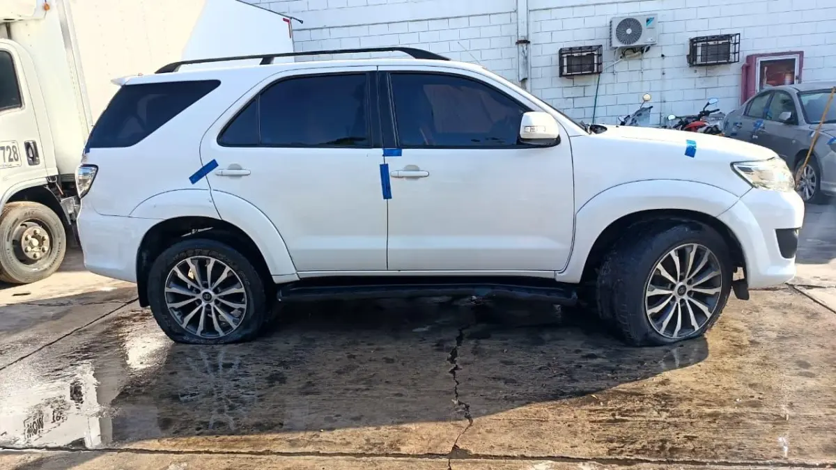 Camioneta Toyota Fortuner 2012 — imagen 3 de 3