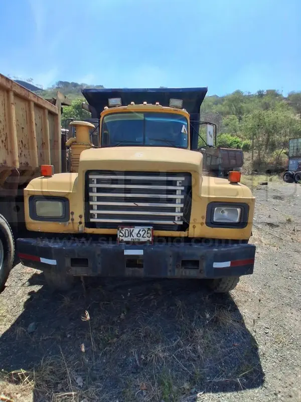 VOLQUETA MACK RD 688 MT MOD. 1993, RTM VENCIDA, PLACA: SDK625 Ubic.: YUMBO, VALLE DEL CAUCA — imagen 4 de 8