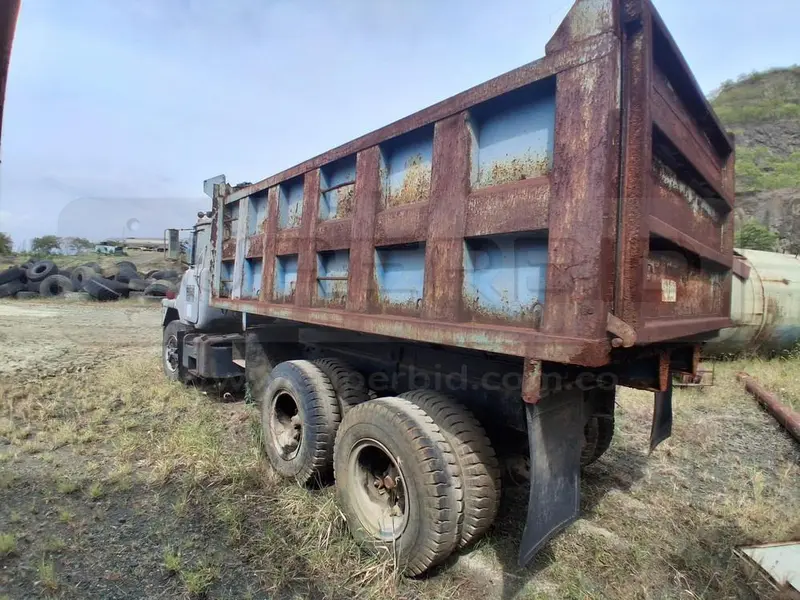 VOLQUETA MACK R 600 MT MOD. 1979, RTM VENCIDA, PLACA: FSC546 Ubic.: YUMBO, VALLE DEL CAUCA — imagen 6 de 8