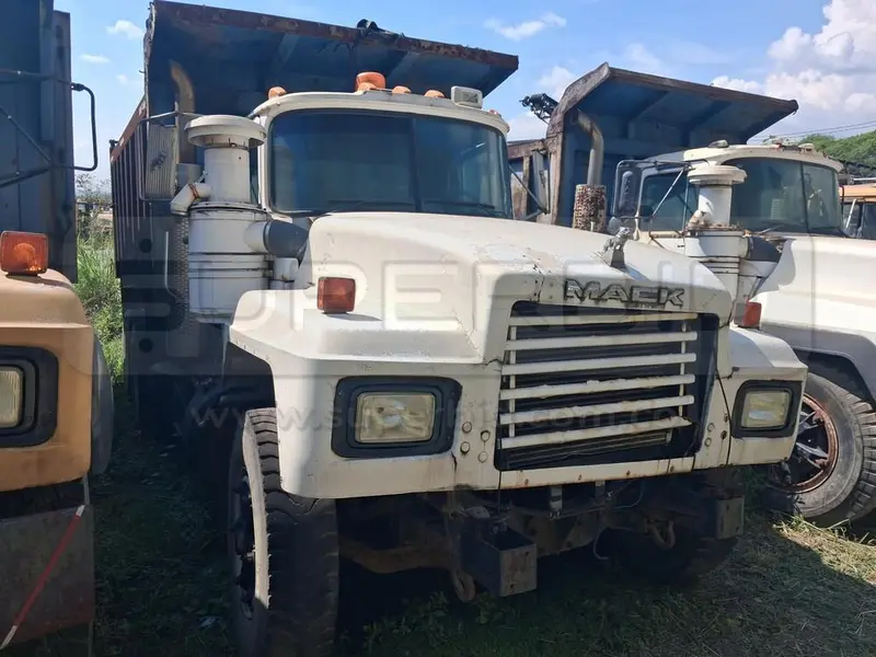 VOLQUETA MACK RD 688 MT MOD. 2002, RTM VENCIDA, PLACA: SQL174 Ubic.: YUMBO, VALLE DEL CAUCA — imagen 3 de 8
