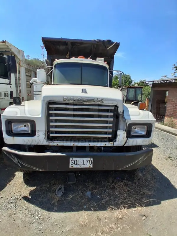 VOLQUETA MACK MT MOD. 2002, RTM VENCIDA, PLACA: SQL170 Ubic.: YUMBO, VALLE DEL CAUCA — imagen 3 de 5