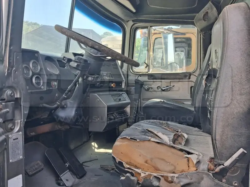 VOLQUETA MACK RD 688 MT MOD. 2002, RTM VENCIDA, PLACA: SQL174 Ubic.: YUMBO, VALLE DEL CAUCA — imagen 6 de 8