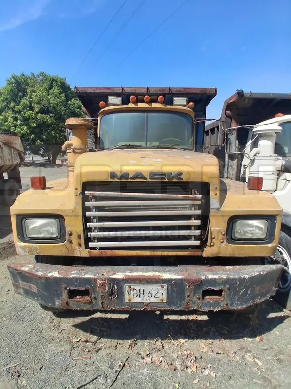 VOLQUETA MACK MT MOD. 1993, RTM VENCIDA, PLACA: VBH627 Ubic.: YUMBO, VALLE DEL CAUCA — imagen 2 de 7