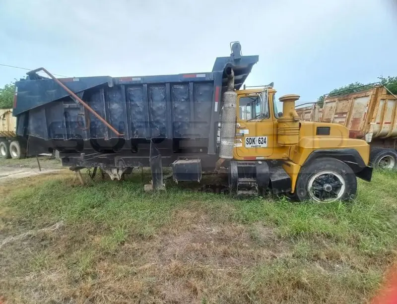 VOLQUETA MACK RD 688 SX MT MOD. 1993, RTM VENCIDA, PLACA: SDK624 Ubic.: AIPE, HUILA — imagen 2 de 6
