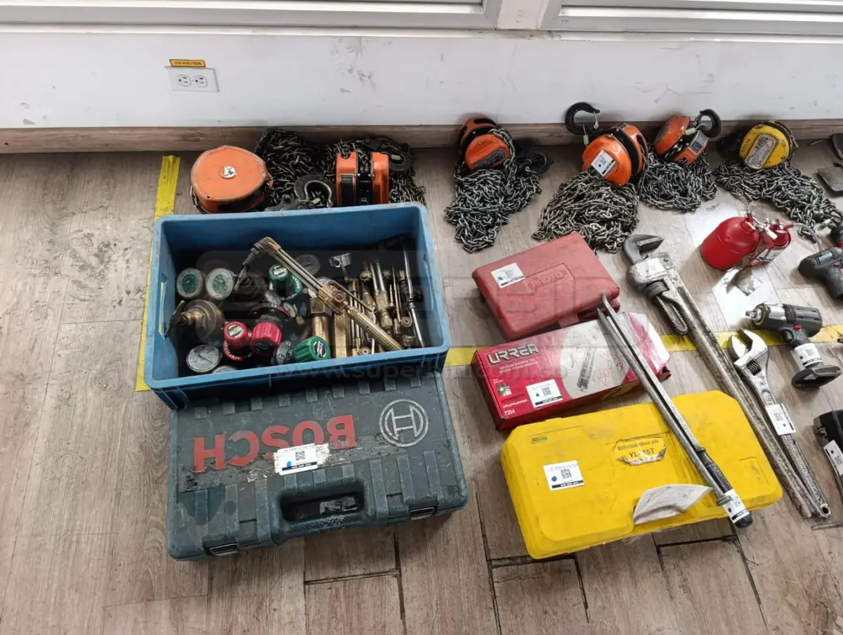 OFERTA POR LOTE: MATERIALES Y EQUIPOS  INDUSTRIALES SUELTOS Y PARA DESMANTELAR: ESTANTERIA METALICA, MOBILIARIO, CASINO, CHATARRA MIXTA Y CABLE ENCAUCHETADO DE COBRE. (APROX. 528 ITEMS.) Ubic.: Bogotá