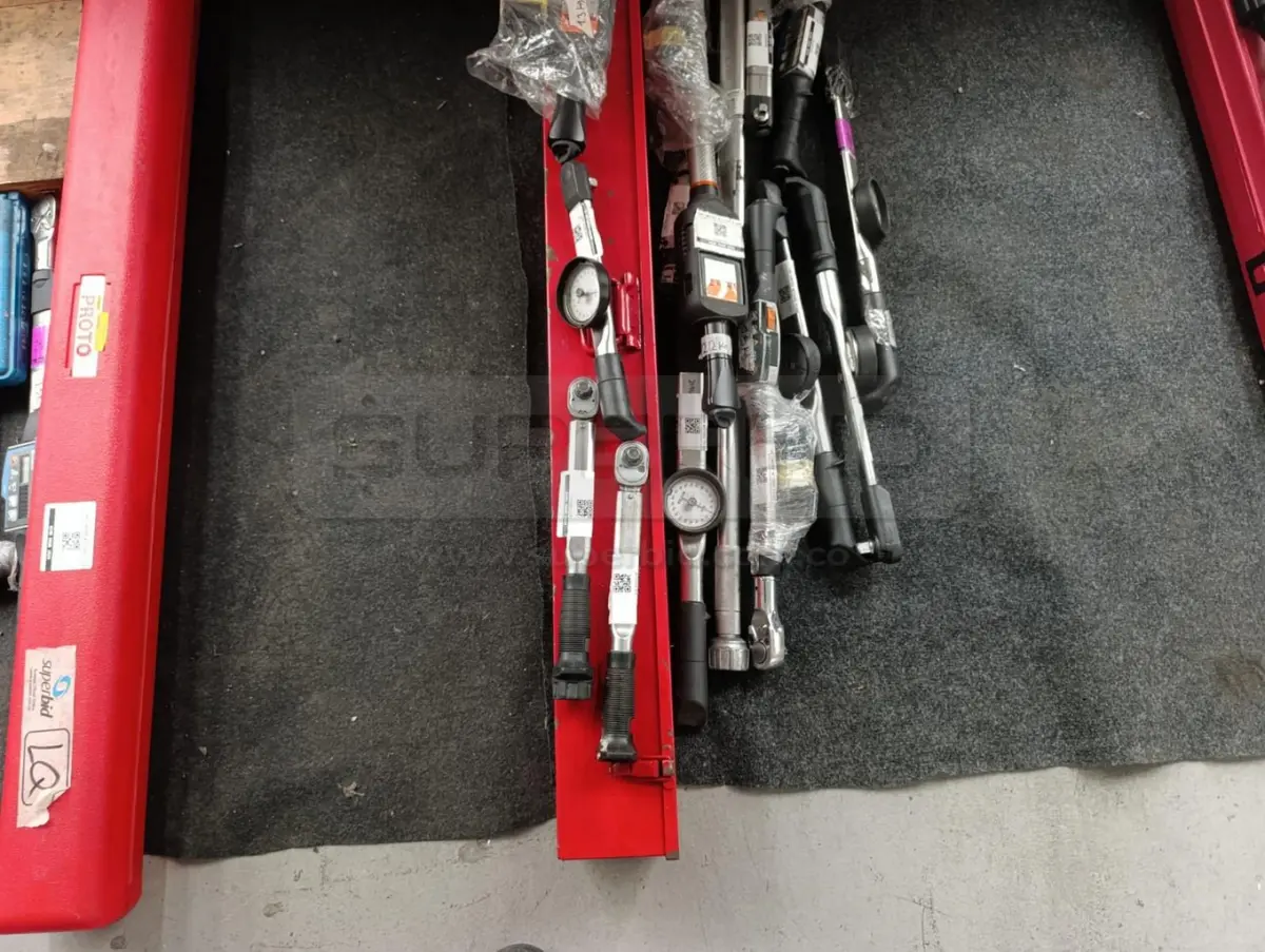OFERTA POR LOTE: MATERIALES Y EQUIPOS  INDUSTRIALES SUELTOS Y PARA DESMANTELAR: ESTANTERIA METALICA, MOBILIARIO, CASINO, CHATARRA MIXTA Y CABLE ENCAUCHETADO DE COBRE. (APROX. 528 ITEMS.) Ubic.: Bogotá — imagen 5 de 8