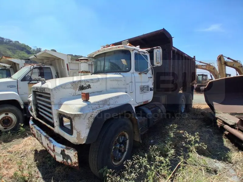 VOLQUETA MACK RD 690S MT 11930 CC, MOD. 1994, RTM VENCIDA, PLACA: YAP133 Ubic.: YUMBO, VALLE DEL CAUCA — imagen 3 de 8