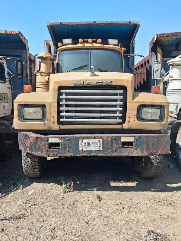 VOLQUETA MACK RD 688 SX MT 9999 CC, MOD. 1993, RTM VENCIDA, PLACA: SAW033 Ubic.: YUMBO, VALLE DEL CAUCA — imagen 2 de 6