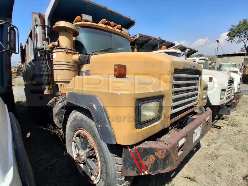 VOLQUETA MACK RD 688 SX MT 9999 CC, MOD. 1993, RTM VENCIDA, PLACA: SAW033 Ubic.: YUMBO, VALLE DEL CAUCA — imagen 3 de 6