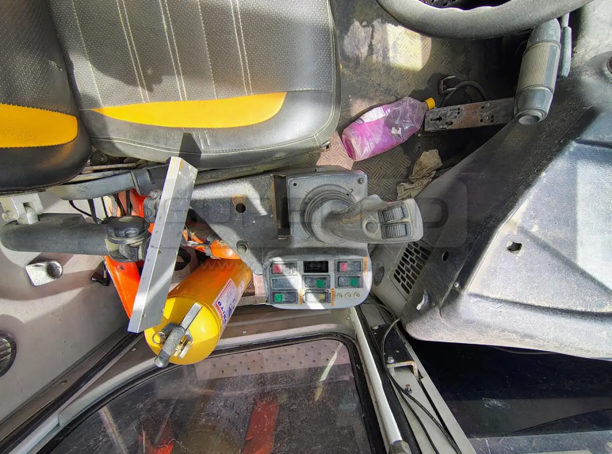 REACH STACKER EMPTY SMV SMV SC 108 TA6 AÑO 2003, POT. 221 HP, CAP. 10 TON, Ubic.: Apartadó — imagen 6 de 8