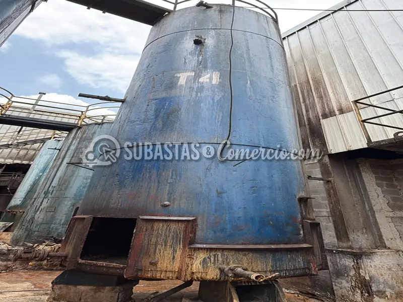 Tanque vertical de proceso termico con serpentin de calentamiento en a