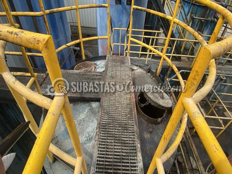 Tanque vertical de proceso termico con serpentin de calentamiento en a — imagen 2 de 3